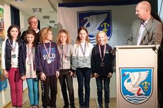 Laboes Bürgermeister Marc Wenzel gratulierte den erfolgreichen Nachwuchsschwimmern und Trainerin Claudia Telli.