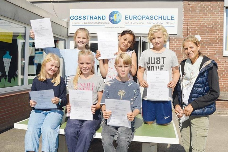 Erzieherin Claudia Franz vom Team Schulsozialarbeit mit den neuen Konfliktlotsen, die ihre Urkunden stolz in die Kamera halten.