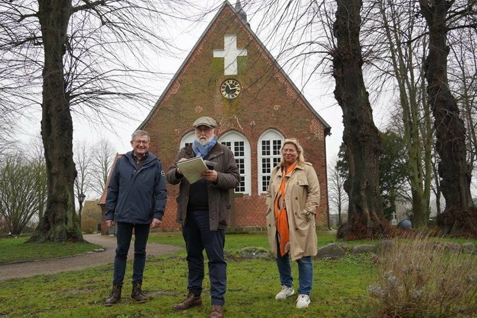 Vor einem der Gruber Wahrzeichen, der St. Jürgen Kirche: Dr. Manfred Ehlers, Dr. Jürgen Henrich und Susanne Hasenbeck (v. lks.).