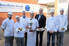 Freuten sich über einen erfolgreichen Wettbewerb: Steven Liebner, Liberia Neuhaus, Fachlehrer Jens-Peter Möller, Soufiane Chenioui, Stephan Nehler (Geschäftsführer Rasmussen &amp; Co.), Julian Baumann und Luca Westphal (v. lks.)