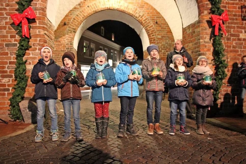 Die Grundschulkinder trugen Gedichte und Lieder vor.