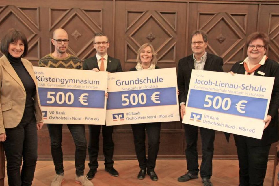 Die Grundschule, die Gemeinschaftsschule und das Neustädter Gymnasium nahmen freudig und dankend die Spende der VR Bank entgegen.