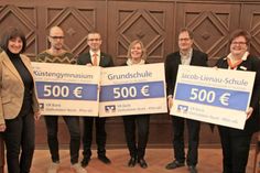 Die Grundschule, die Gemeinschaftsschule und das Neustädter Gymnasium nahmen freudig und dankend die Spende der VR Bank entgegen.