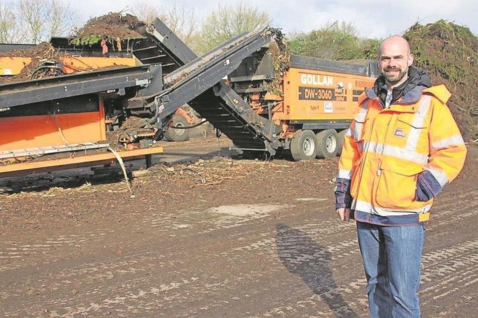 Beim Recyclingzentrum Süsel werden Abfälle aufbereitet und in den Wirtschaftskreislauf zurückgeführt, wie die hier zu sehenden holzigen Pflanzenreste aus Strauch- und Baumschnitten, die zerkleinert als Kompost- oder Mulchmaterial bereitgestellt werden.