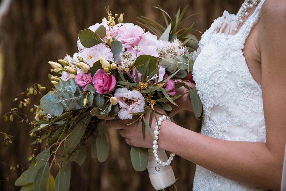 Ob Freie Trauung oder Micro Wedding: Eine Hochzeit ist und bleibt auch 2023 ein sehr romantisches Fest.