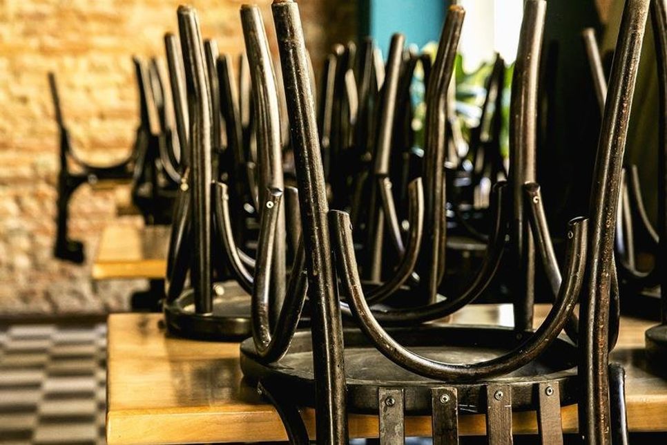 Stühle hoch: Kaum eine Branche ist so stark von den Corona-Einschränkungen betroffen wie die Gastronomie und Hotellerie. Die Gewerkschaft NGG fordert Hygienepläne und Gefährdungsbeurteilungen, bevor Lokale wieder öffnen.