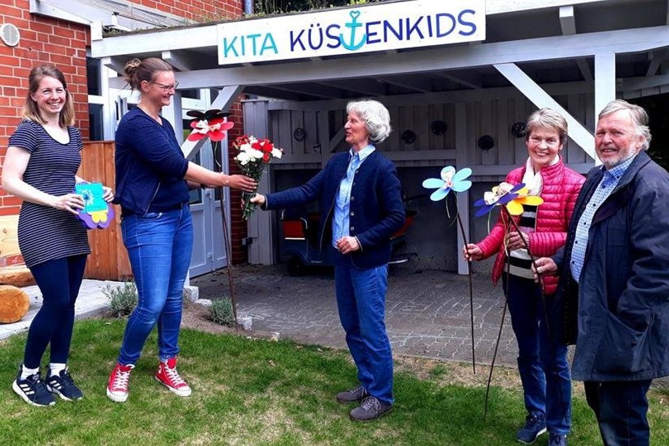 Gruppenleiterin Julia Casper, Kitaleitung Magdalena Wittkatis (beide Kita Küstenkids), Susanne Brelowski (Sprecherin der Allianz gegen FFBQ), Bärbel und Reimer Schley (VeSUW Lübeck) (v. lks.).