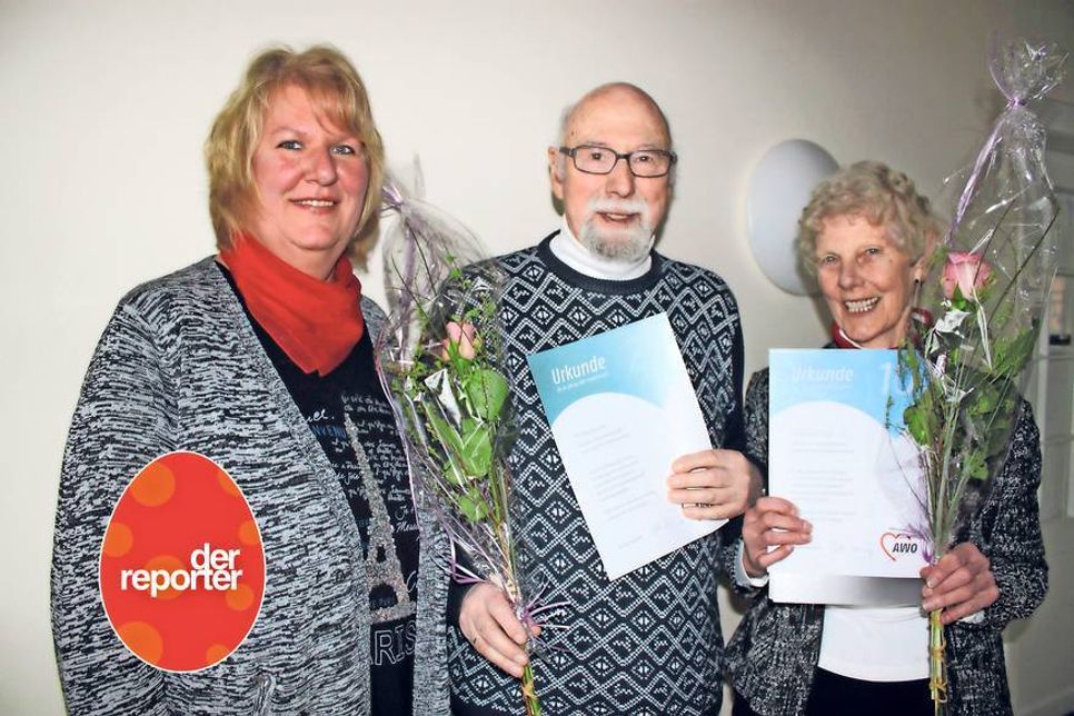 Die geehrten Mitglieder Rosemarie Soost und Wolfgang Loocks mit der 1. Vorsitzenden Silke Schulenburg (lks.).