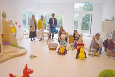 Pastorin Anke Dittmann (v.l.), Ratekaus Bürgervorsteherin Gaby Spiller und Verwaltungschef Thomas Keller machten sich mit Kita-Leiterin Bianca Thielke ein Bild von den neuen Räumlichkeiten der „Wölkchengruppe“.