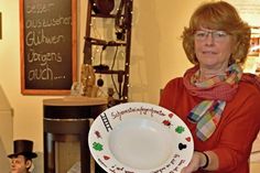 Petra Wiendlocha vom Team des Heikendorfer Schornsteinfegerkontors in der Dorfstraße 10 wirbt für den Benefizbasar, mit dessen Erlös ein besonderes Projekt zugunsten krebserkrankter Kinder unterstützt wird.