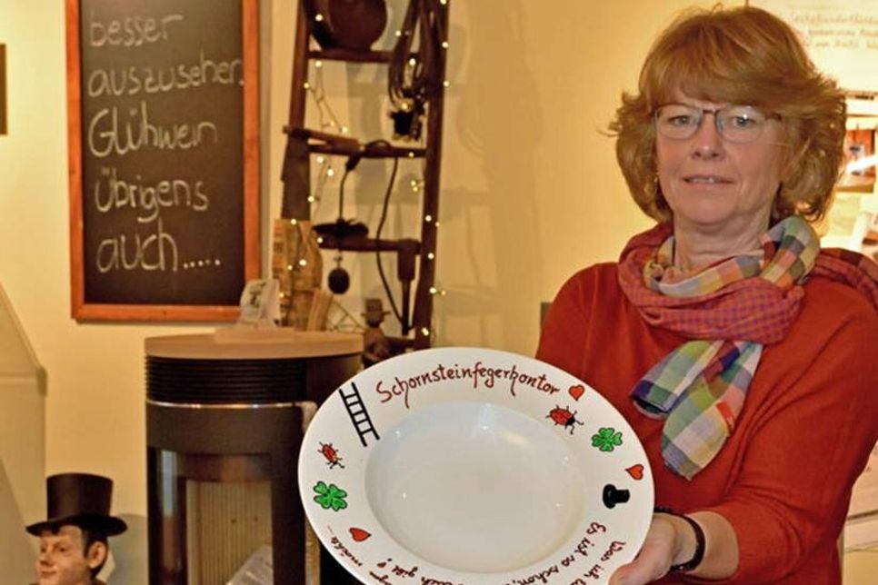 Petra Wiendlocha vom Team des Heikendorfer Schornsteinfegerkontors in der Dorfstraße 10 wirbt für den Benefizbasar, mit dessen Erlös ein besonderes Projekt zugunsten krebserkrankter Kinder unterstützt wird.