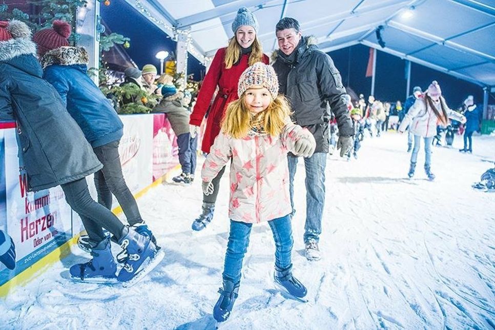 Bis zum 13. Februar lädt die Eisbahn der „Dünenmeile on Ice“ im Kurpark vom Scharbeutz zum Eislaufen und Eisstockschießen ein.