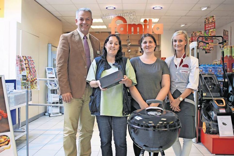 Gewinnübergabe mit Sven Rasmussen, Vanessa Lange, Ilona Hain und Kristina Schweigert. (v. lks.).