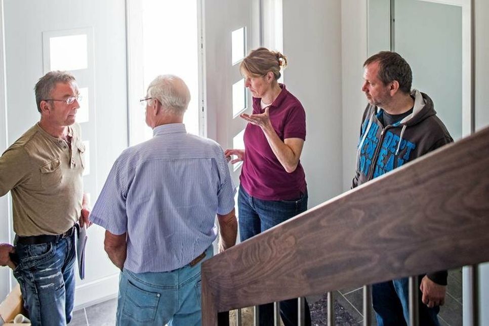Mithilfe eines unabhängigen Sachverständigen lassen sich die Möglichkeiten für altersgerechte Anpassungen des eigenen Zuhauses ermitteln. /Foto: djd/Bauherren-Schutzbund)