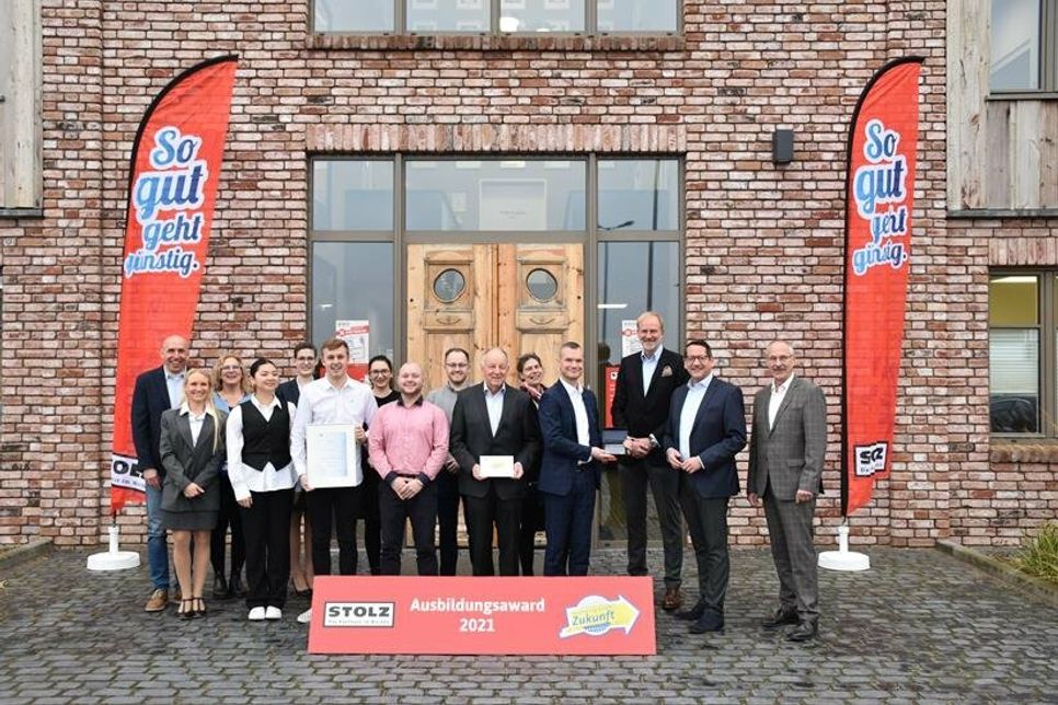 Feierliche Übergabe: Dr. Ulrich Hoffmeister, IHK-Geschäftsbereichsleiter Aus- und Weiterbildung, und IHK-Hauptgeschäftsführer Lars Schöning übergaben den Ausbildungs-Award an Geschäftsführer Martin Stolz, Personalleiter Tom Weigel sowie an Willi Kaalberg in Anwesenheit von Azubis und Belegschaft (von re.). (Foto: IHK/Wächtler)