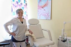 Carina Meyer in ihren Studio, das sich mit Fuß- und Handpflegebereich und Wellnessmassagen in zwei Bereiche gliedert.