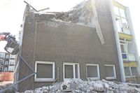 An gleicher Stelle entsteht eine Baugrube für den Neubau.