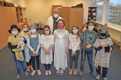 Die Schüler der 4a aus der Friedrich-Ebert-Schule können es kaum noch erwarten, ihr Krippenspiel am Heiligabend aufzuführen.