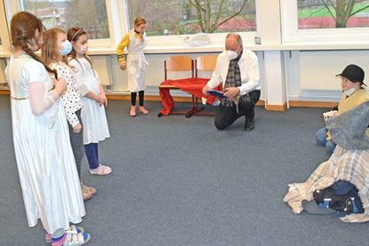 Die drei Engel treffen auf die zwei Hirten mit ihren Schafen.