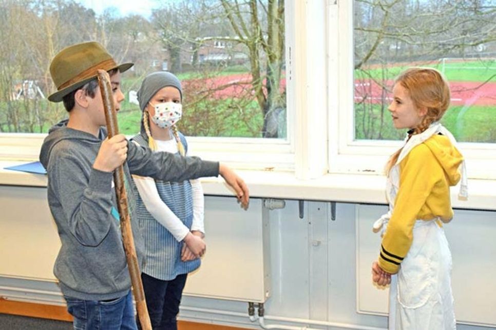 Die Grundschüler haben aktuelle Themen der Corona-Pandemie in die klassische Weihnachtsgeschichte mit eingeflochten.