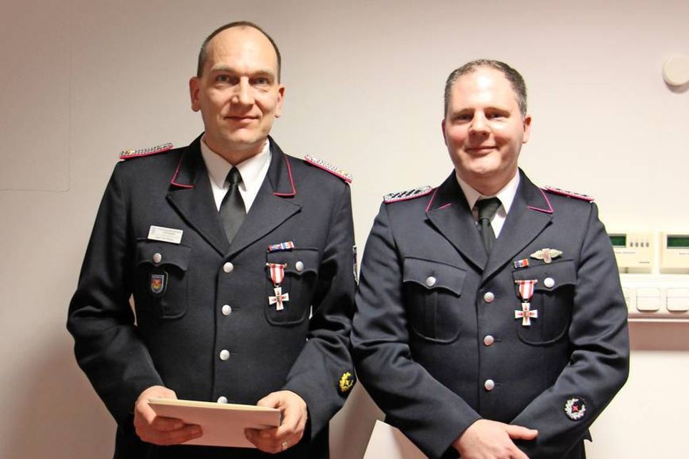 Erhielten das Brandschutzehrenzeichen in Silber für 25 Jahre aktiven Dienst: Maik de Paola  (lks.) und Daniel Jaekel.