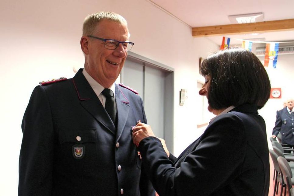 Dirk Grönzin steht seit 40 Jahren im aktiven Feuerwehrdienst. Dafür wurde er von Bürgermeisterin Dr. Tordis Batscheider mit dem Brandschutzehrenzeichen in Silber ausgezeichnet.