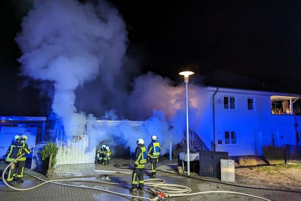 Im Laufe des Einsatzes wurde auch eine Gasflasche aus dem Gefahrenbereich entfernt.