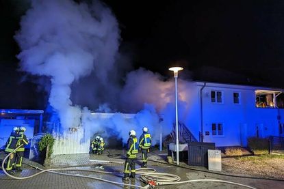 Im Laufe des Einsatzes wurde auch eine Gasflasche aus dem Gefahrenbereich entfernt.