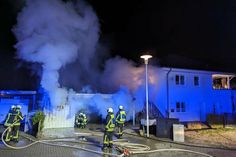 Im Laufe des Einsatzes wurde auch eine Gasflasche aus dem Gefahrenbereich entfernt.
