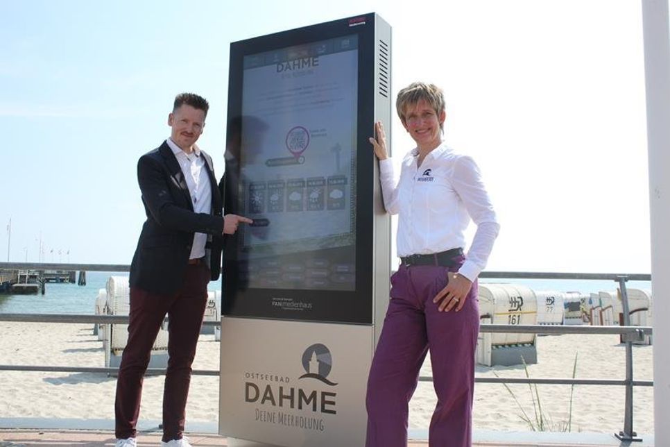 Tourismusleiterin Ulrike Dallmann bei der Vorstellung der neuen Infostele mit Phillipe Neis, Geschäffsführer des FAN Medienhauses.