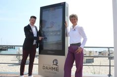 Tourismusleiterin Ulrike Dallmann bei der Vorstellung der neuen Infostele mit Phillipe Neis, Geschäffsführer des FAN Medienhauses.