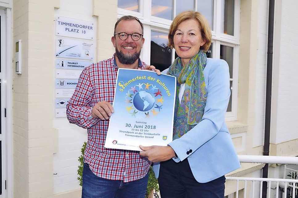 Dorothea Janssen-Terveen und Jörn Eckert von der Initiative „Sommerfest der Kulturen“ freuen sich auf das bunte Programm und viele Besucher am 30. Juni. (Foto: René Kleinschmidt)