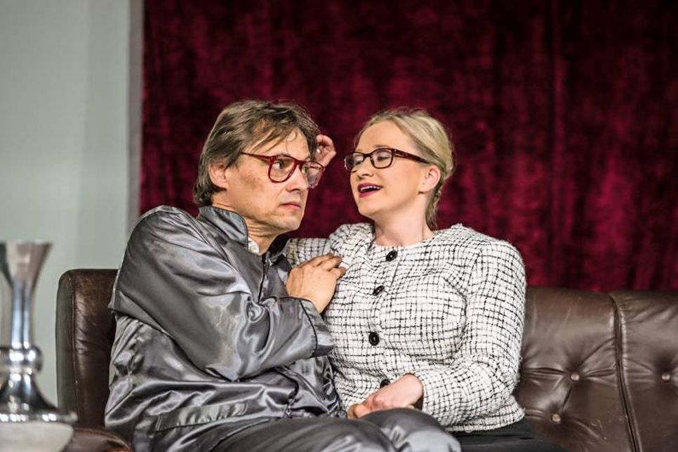 Die Niederdeutsche Bühne Neumünster ist mit dem Schwank „Jümmer diskret“ zu Gast in der Kulturscheune Süsel.