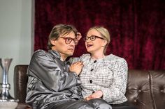 Die Niederdeutsche Bühne Neumünster ist mit dem Schwank „Jümmer diskret“ zu Gast in der Kulturscheune Süsel.