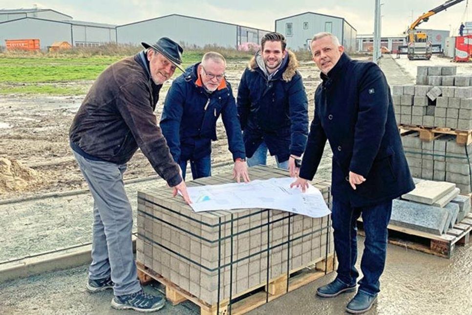 Auf dem Foto v.l.n.r.: Detlef Ruwoldt (Ausschussvorsitzender Ausschuss für Umwelt und Bauwesen der Stadt Oldenburg in Holstein), Marc Stender (Liegenschaftsmanagement Stadt Oldenburg in Holstein), Thomas Voß (stellv. Werkleitung Kommunale Dienste Oldenburg) und Bürgermeister Jörg Saba bei der Besichtigung der Baustelle Gewerbegebietserweiterung Am Voßberg.