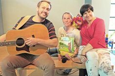 Andreas Zuckowski, Tanja Kurkutsch und Sandra Keck gestalteten ein plattdeutsches Schulprojekt. Fotos: Winkler