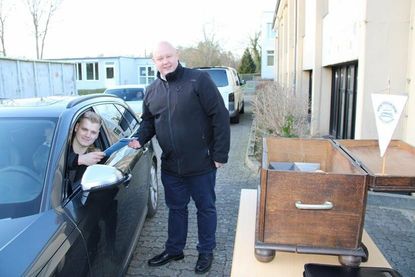 Junggeselle Tim Schubert und Obermeister  Björn Bigga demonstrierten den ursprünglich geplanten „drive-in“.