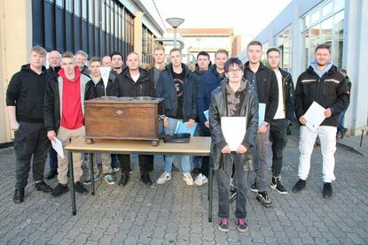 Die Junggesellin und Junggesellen mit Obermeister und Lehrern.