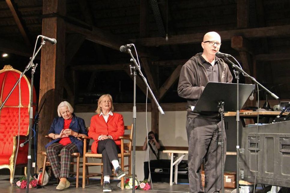 Karin Lieneweg, Heikedine Körting (v. lks.) und Oliver Rohrbeck bei der Lauscherlounge.