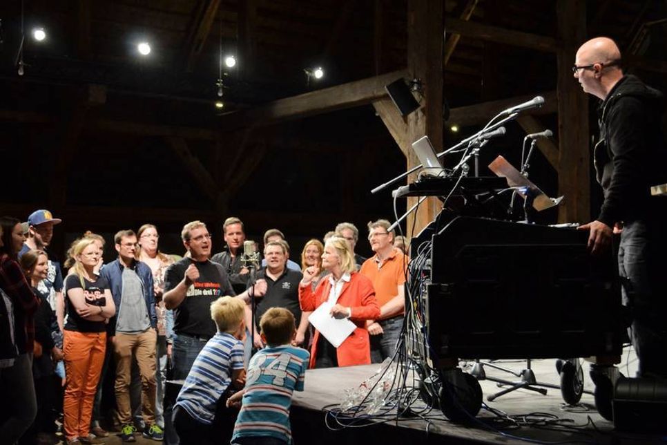 Jeder durfte mitmachen: Mit einem Studiomikrofon wurden die Zuschauerstimmen für eine Partyszene in der nächsten Folge aufgenommen. (Foto: Sophia Kunst)