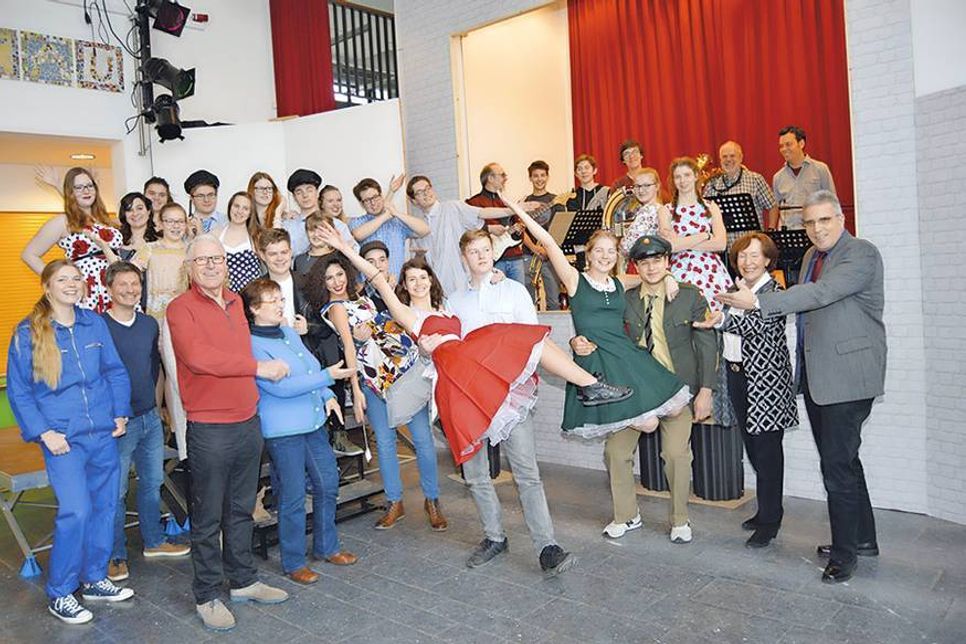 Das Musical „All shook up“ der Ratekauer Schüler und Lehrer (hier beim Sponsorentermin) war ein Riesenerfolg und wurde mit Standing Ovations gefeiert. (Foto: Setje-Eilers)