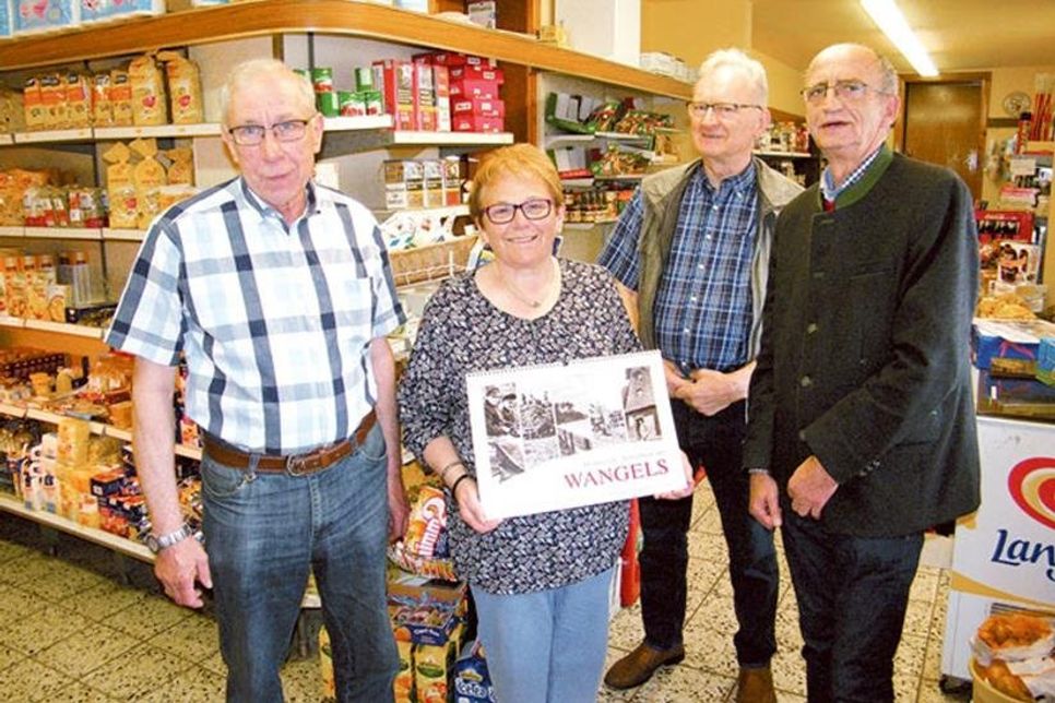(v.l.): Jürgen Schmidt, Maren Dose-Schmidt, Jürgen Gradert und Bürgermeister Eckhard Klodt stellen den beliebten Bildkalender „Historische Ansichten aus Wangels“ vor.
