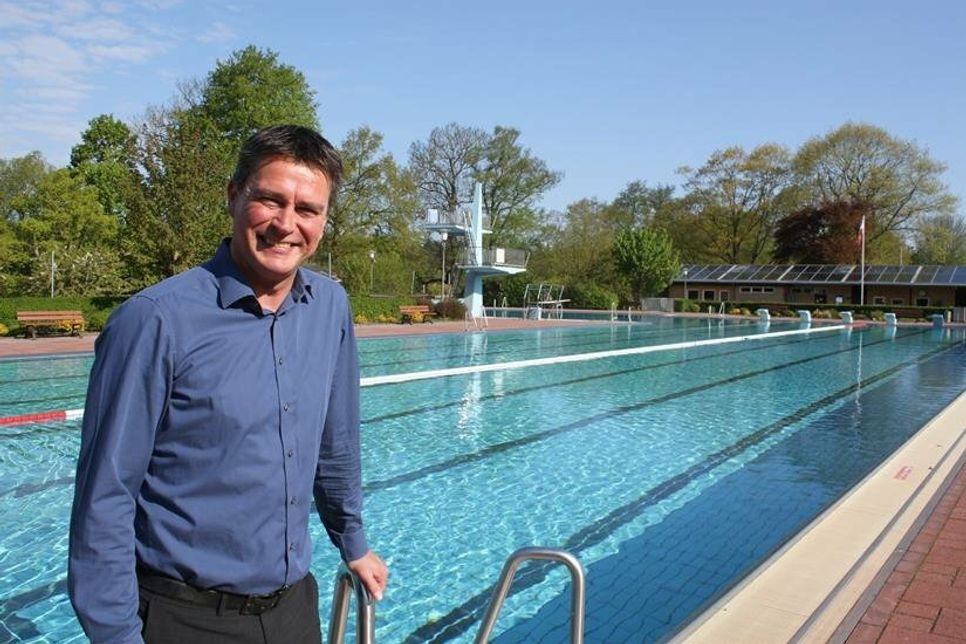 Bürgermeister Michael Robien freut sich auf die neue Badesaison im Lensahner Waldschwimmbad und begrüßt die Gäste am Samstag mit einer kleinen Erfrischung.