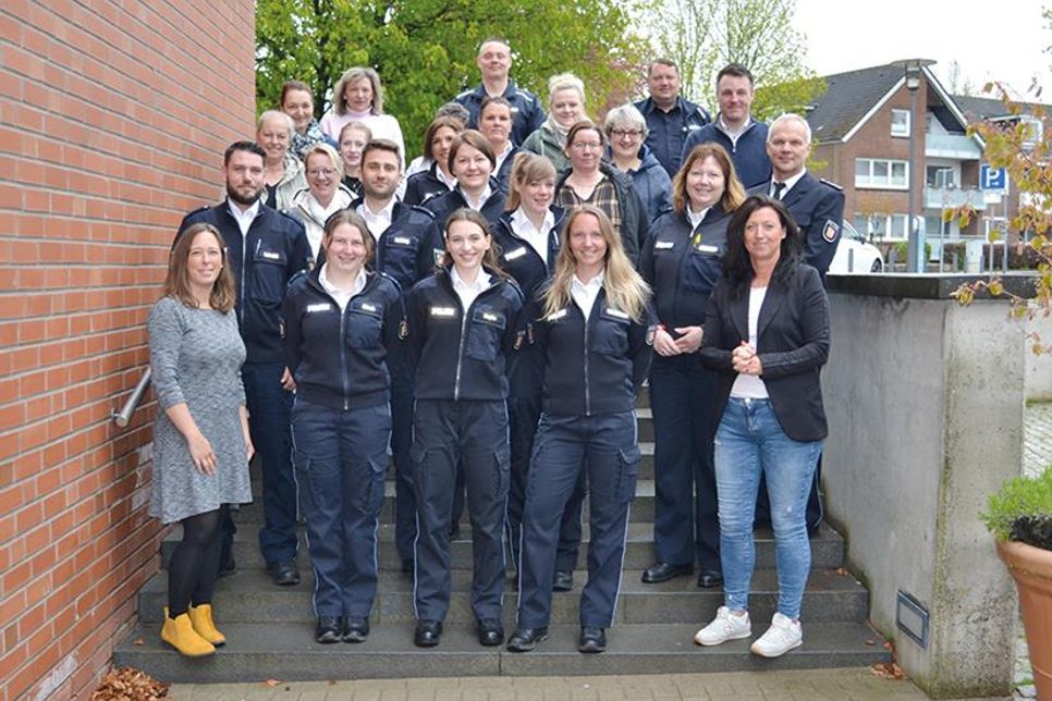 Bürgermeisterin Bettina Schäfer (rechts) hat die Polizeibeamten und Mitarbeiter des Ordnungsamts zum Begrüßungsfrühstück der Bäderpolizei eingeladen.