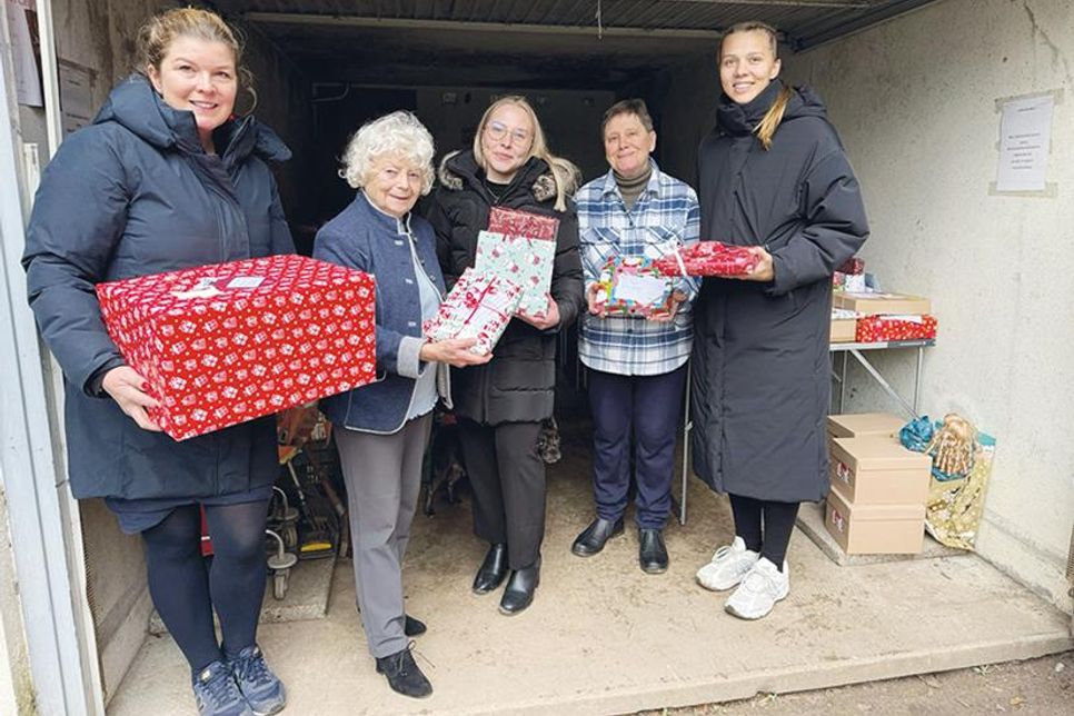 Stockelsdorfs Bürgermeisterin Julia Samtleben (li.), Yara Heller (re.) und Malina Behncke (mi.) von der Sparkasse Holstein übergeben die Wunschbaumgeschenke an die ehrenamtlichen Tafel-Leiterinnen Betty Kloss (2.v.li.) und Hildegard Engelbrecht.