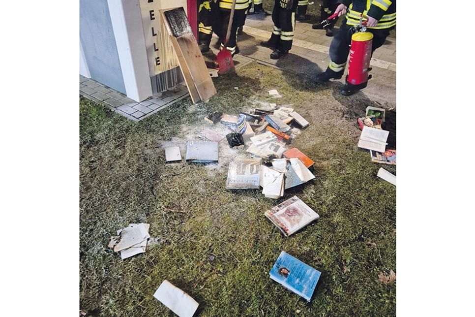 Die Einsatzkräfte der Freiwilligen Feuerwehr waren schnell zur Stelle und brachten das Feuer unter Kontrolle.