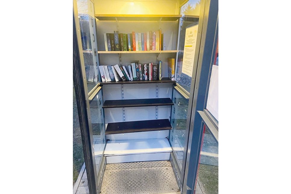 Dank fleißiger Unterstützung der Dorfbewohner konnte die Bücherzelle schon wieder in Betrieb genommen werden.