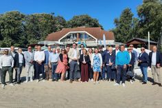 Rund 40 Teilnehmerinnen und Teilnehmer, darunter zahlreiche Bürgermeister, Touristiker und Branchenvertreter, folgten der Einladung an den Nordstrand von Kellenhusen.