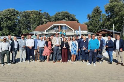 Rund 40 Teilnehmerinnen und Teilnehmer, darunter zahlreiche Bürgermeister, Touristiker und Branchenvertreter, folgten der Einladung an den Nordstrand von Kellenhusen.