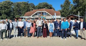 Rund 40 Teilnehmerinnen und Teilnehmer, darunter zahlreiche Bürgermeister, Touristiker und Branchenvertreter, folgten der Einladung an den Nordstrand von Kellenhusen.